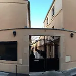 De L'horloge شقة فندقية 2*