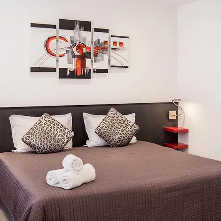 De L'horloge Aparthotel 2*