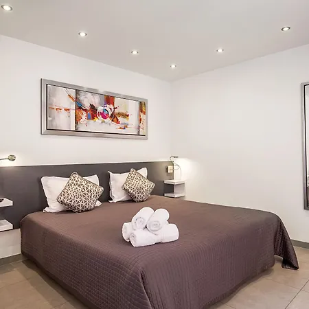 De L'horloge Aparthotel 2*