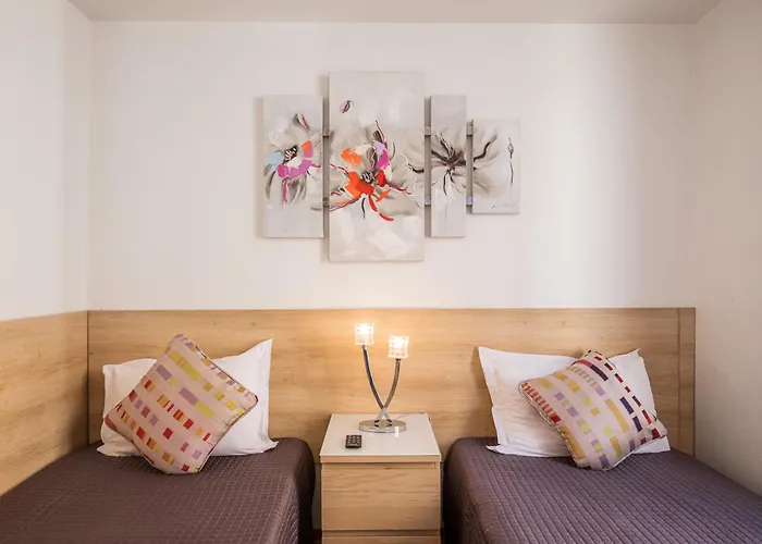 De L'horloge 2* Paris