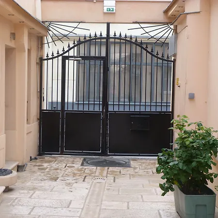 De L'horloge מלון דירות